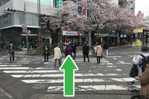 横断歩道を渡る