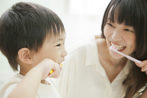 子供と母親の歯磨き