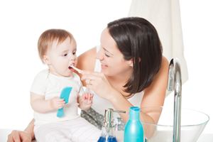 赤ちゃんの歯を磨くお母さん